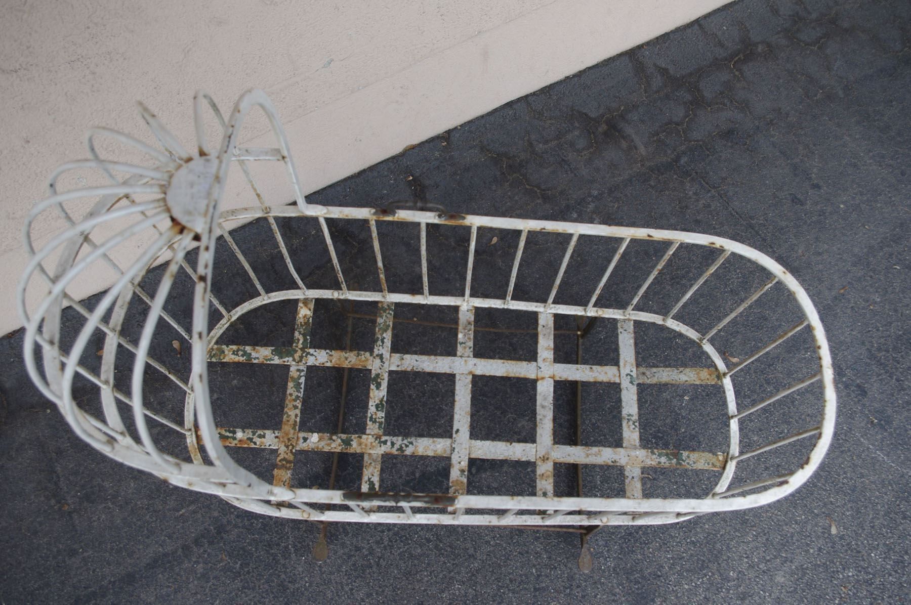 Skulpturen & Statuen: grosse antike Shabby Chic Eisenwiege – Gebraucht aus Meggen von Trouvaillen 8