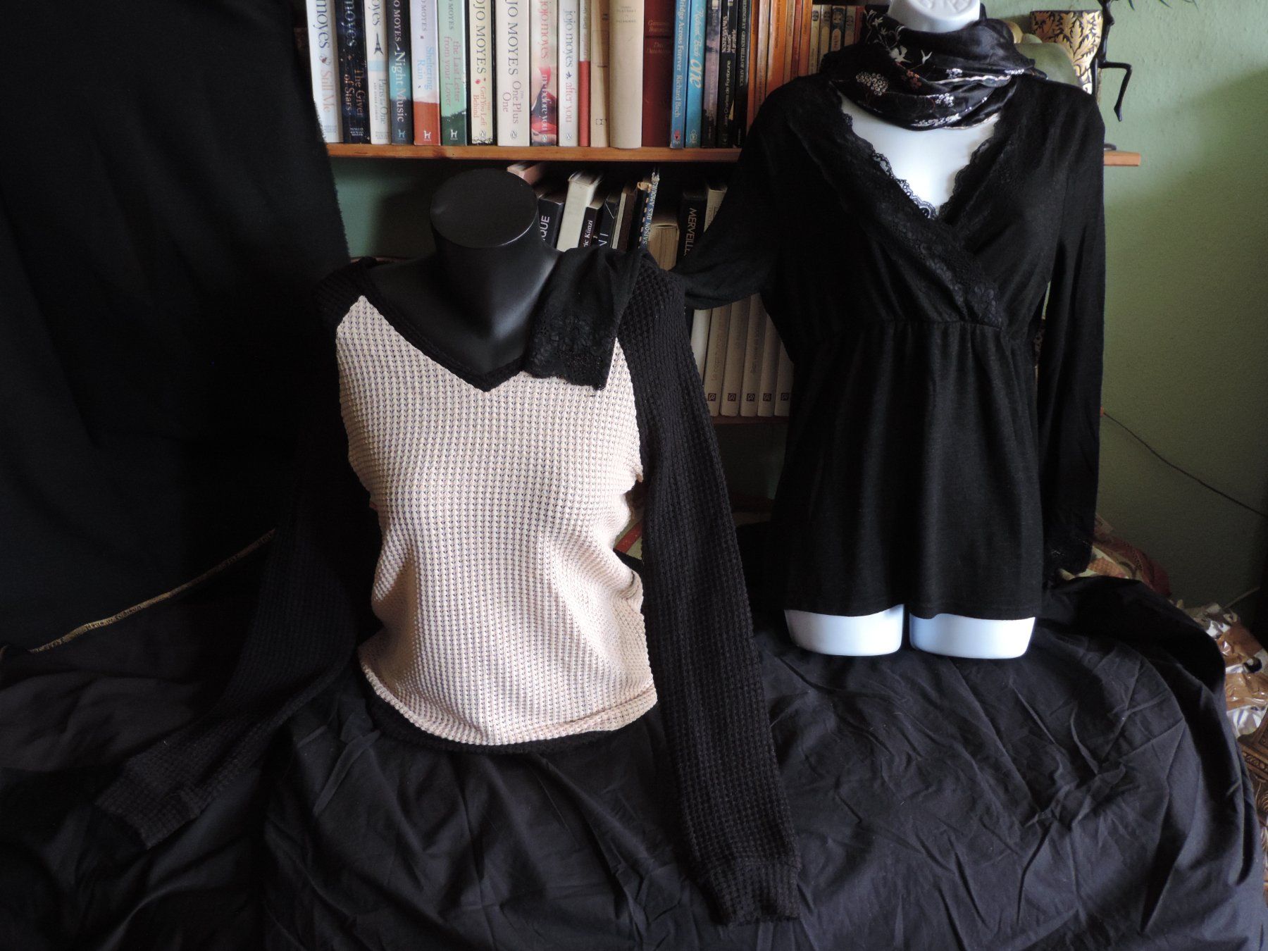 Lots de vêtements: lot 2 pulls foulard – D'occasion à Genève par Axelle333 1