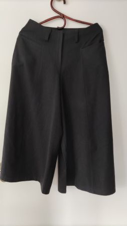 Pantalon en laine anthracite, Cicatrice