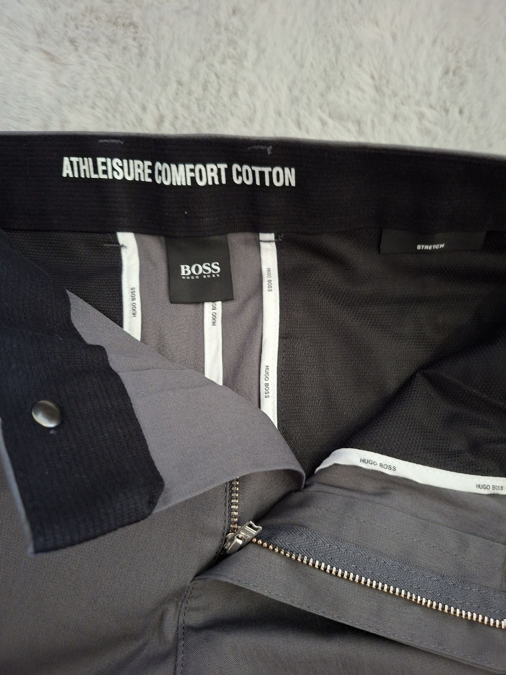 Hugo Boss Pantaloni: Shorts BOSS Homme gris   – Usato da Renens VD venduto da ser_j2fn 1
