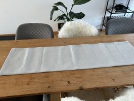 2Tischlaeufer in grau-weiss gemustert  Perfekt für den Tisch