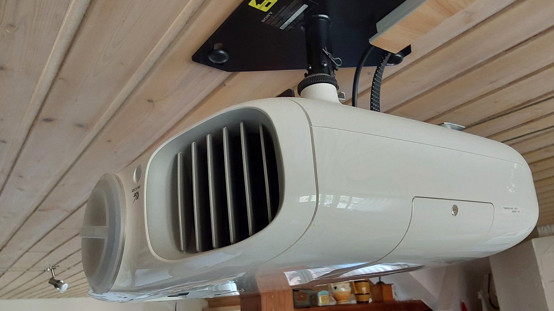 Epson Home Cinema: Heimkino Epson Beamer Motorleinwand – Usato da Basadingen venduto da Dant 3