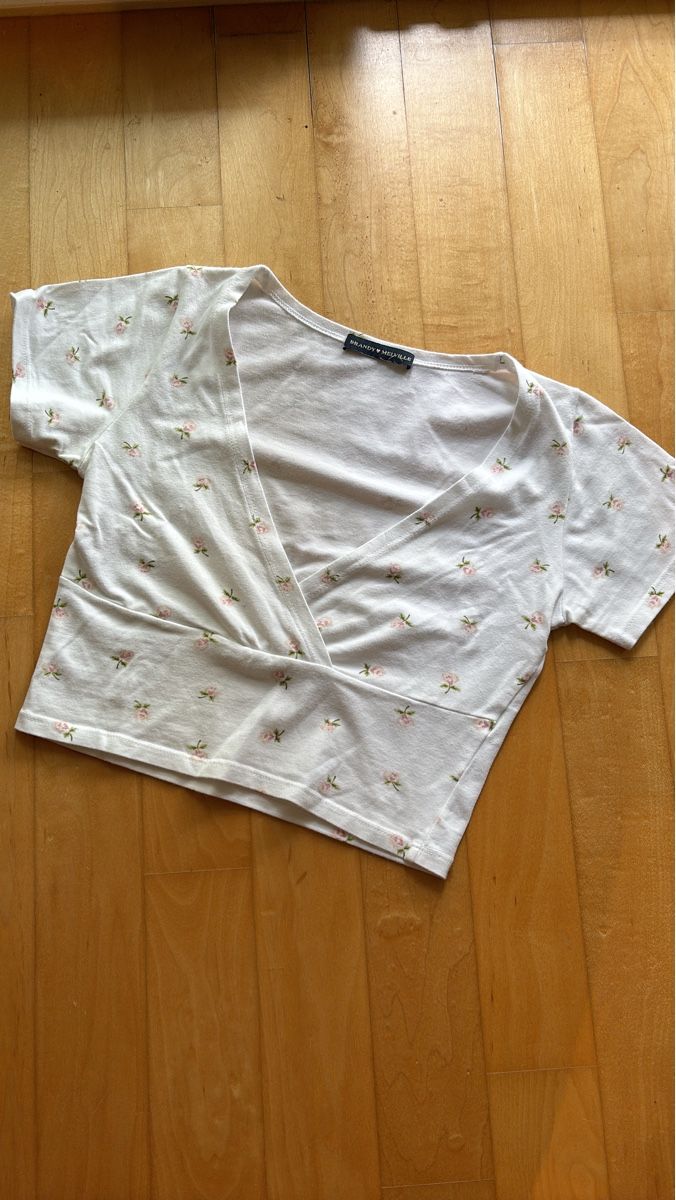 Brandy Melville T-Shirts: Brandy Melville Top mit Rosenmuster – Gebraucht aus Zürich von chi_2svv