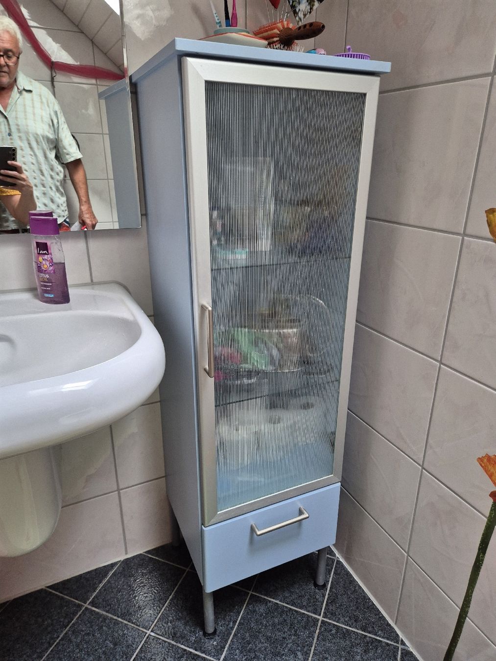 Armoires: Badezimmerschrank hellblau – D'occasion à Kollbrunn par guernsey11