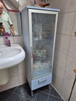 Badezimmerschrank hellblau