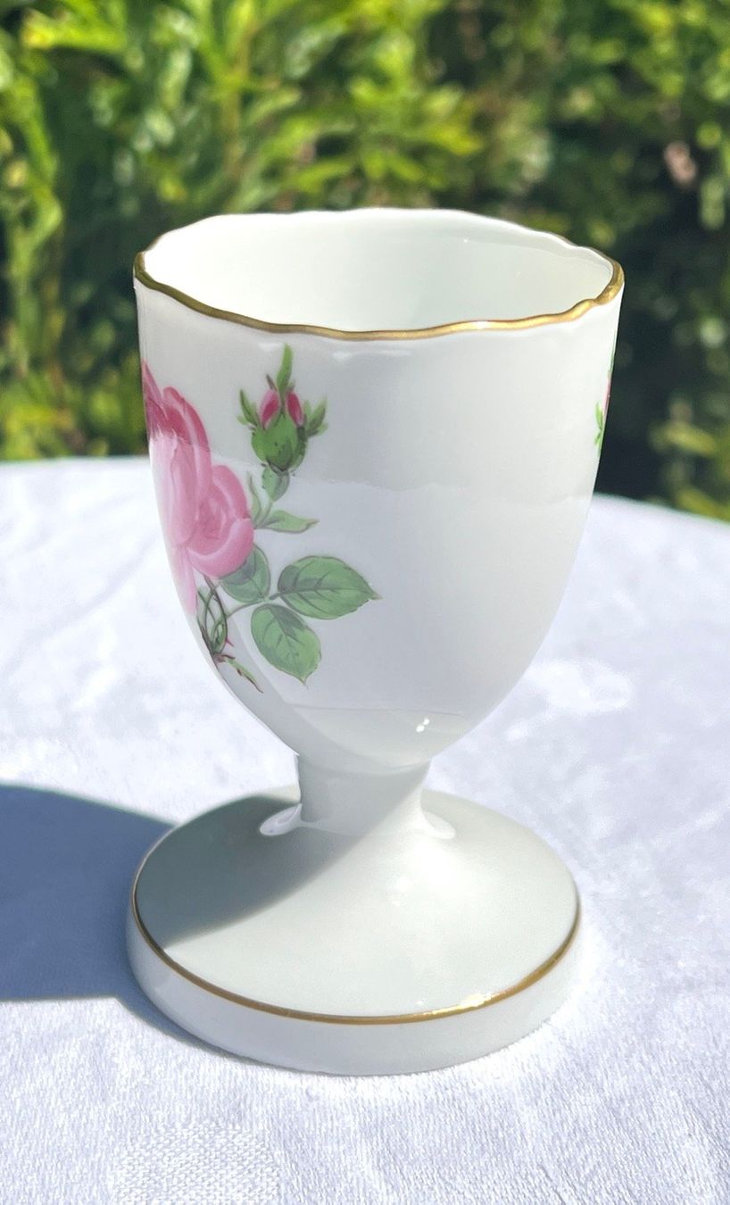 Autre vaisselle: Meissen Eierbecher "Rote Rose" mit feinem Goldrand – Neuf (Voir description) à Oberrüti par Sabbi 2
