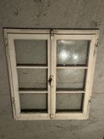 Antikes Holzfenster mit vollständigem Gegenrahmen