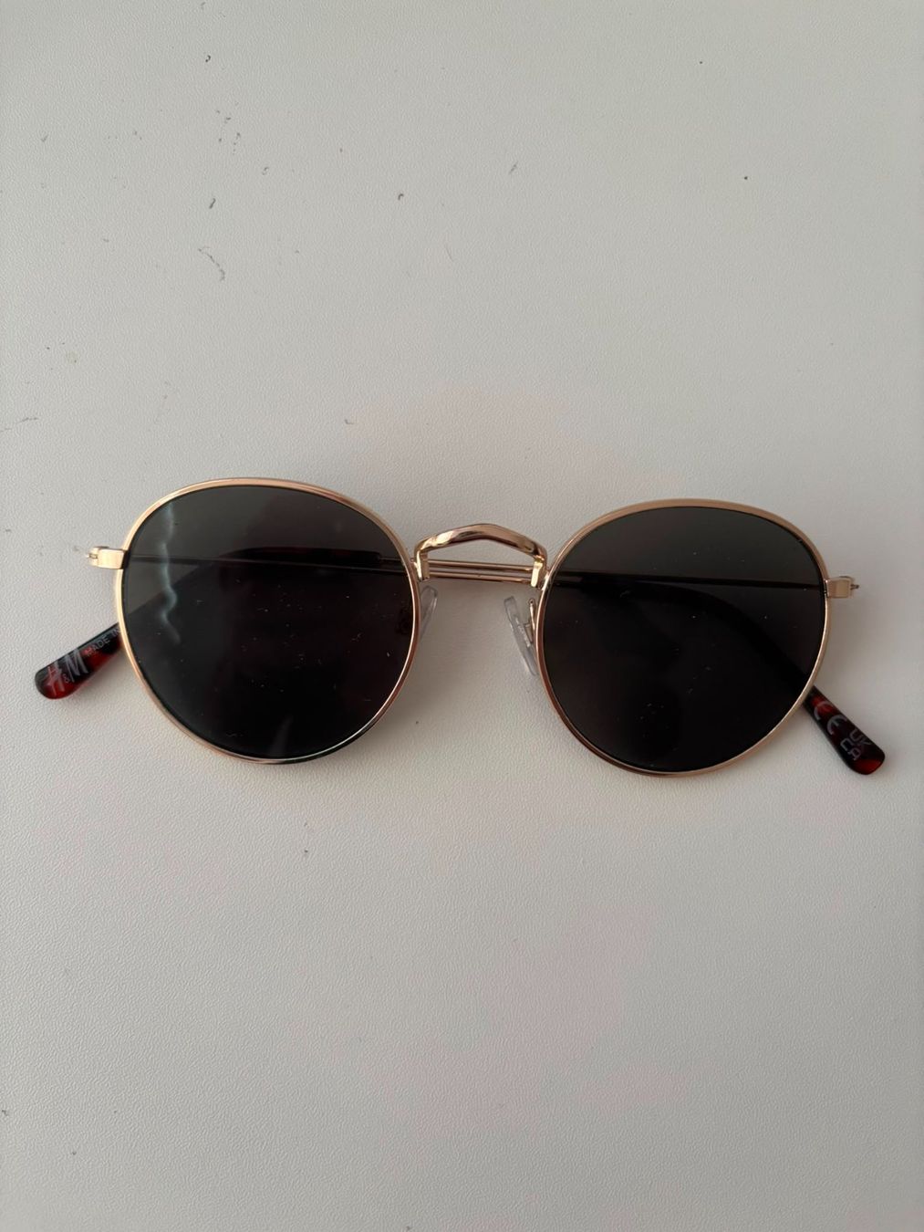H&M Brillen & Gläser: Sonnenbrille von H&M Silberrahmen – Gebraucht aus Holderbank AG von lar_v5pp