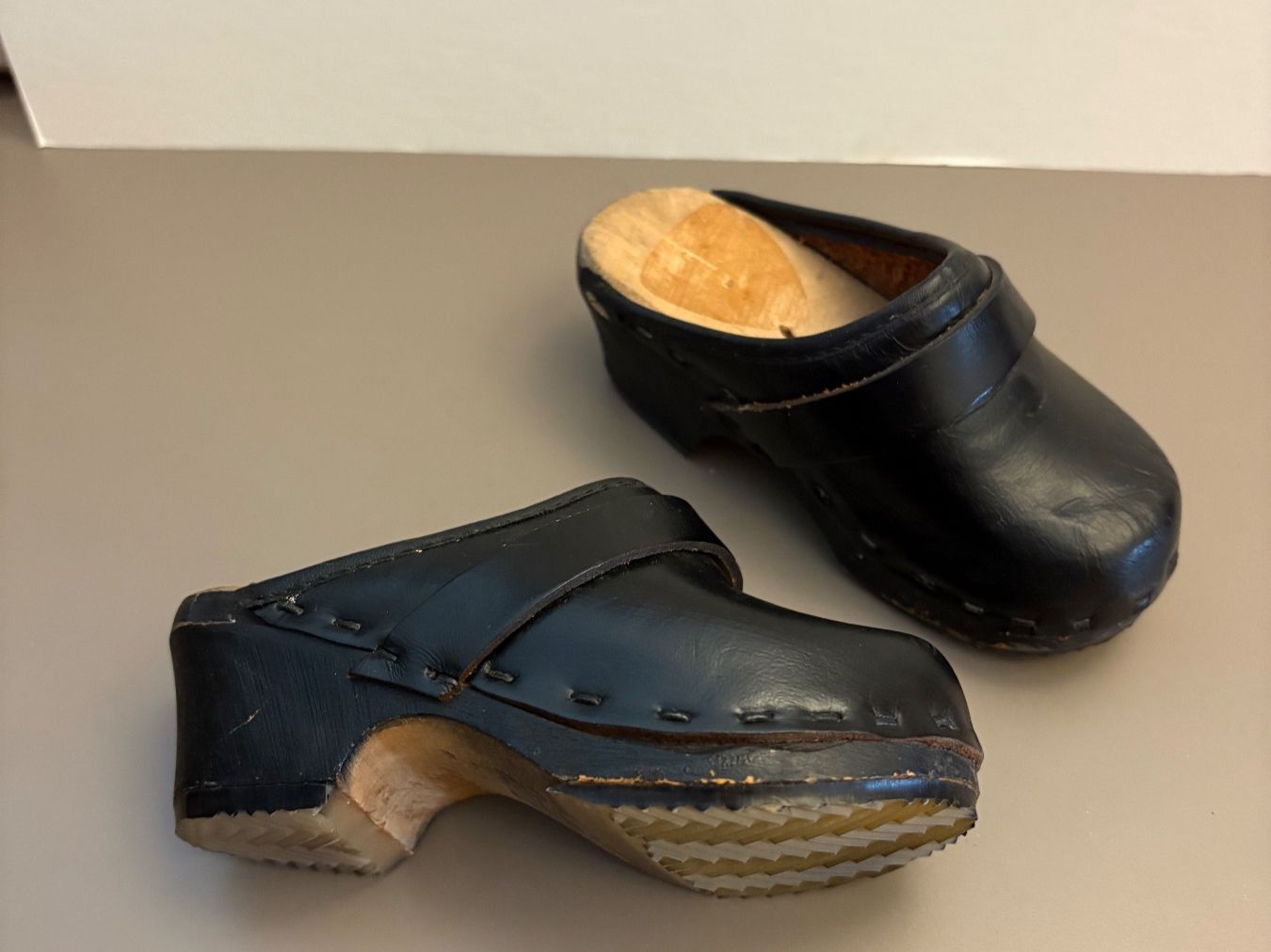 Schuhe für Jungen: Vintage Kinder Schuhe 22 Clogs Leder – Gebraucht aus Zürich von BeLene 1