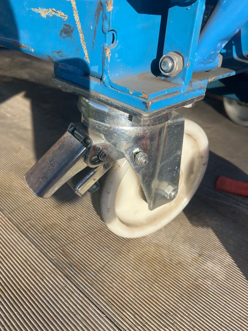 Piattaforme elevatrici & Crick: Mobiler Marken Scherenhubtisch Hydraulisch – Usato da Egg b. Zürich venduto da SwissTradingAgency 9
