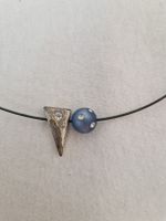 Elegante Halskette mit Dreieck und blauer Perle