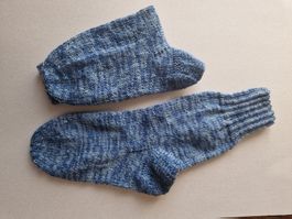 handgestrickte Socken Gr. 44, blau meliert