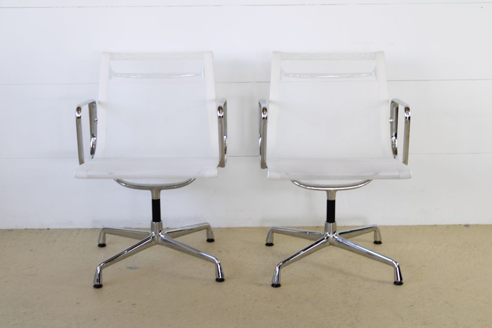 20 Vitra Eames Stühle EA 108 drehbar 3