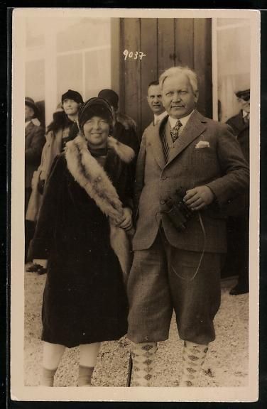 Cartoline postali: AK Arosa, Älteres Ehepaar mit Fernglas – Usato da Berlin venduto da bartko-reher