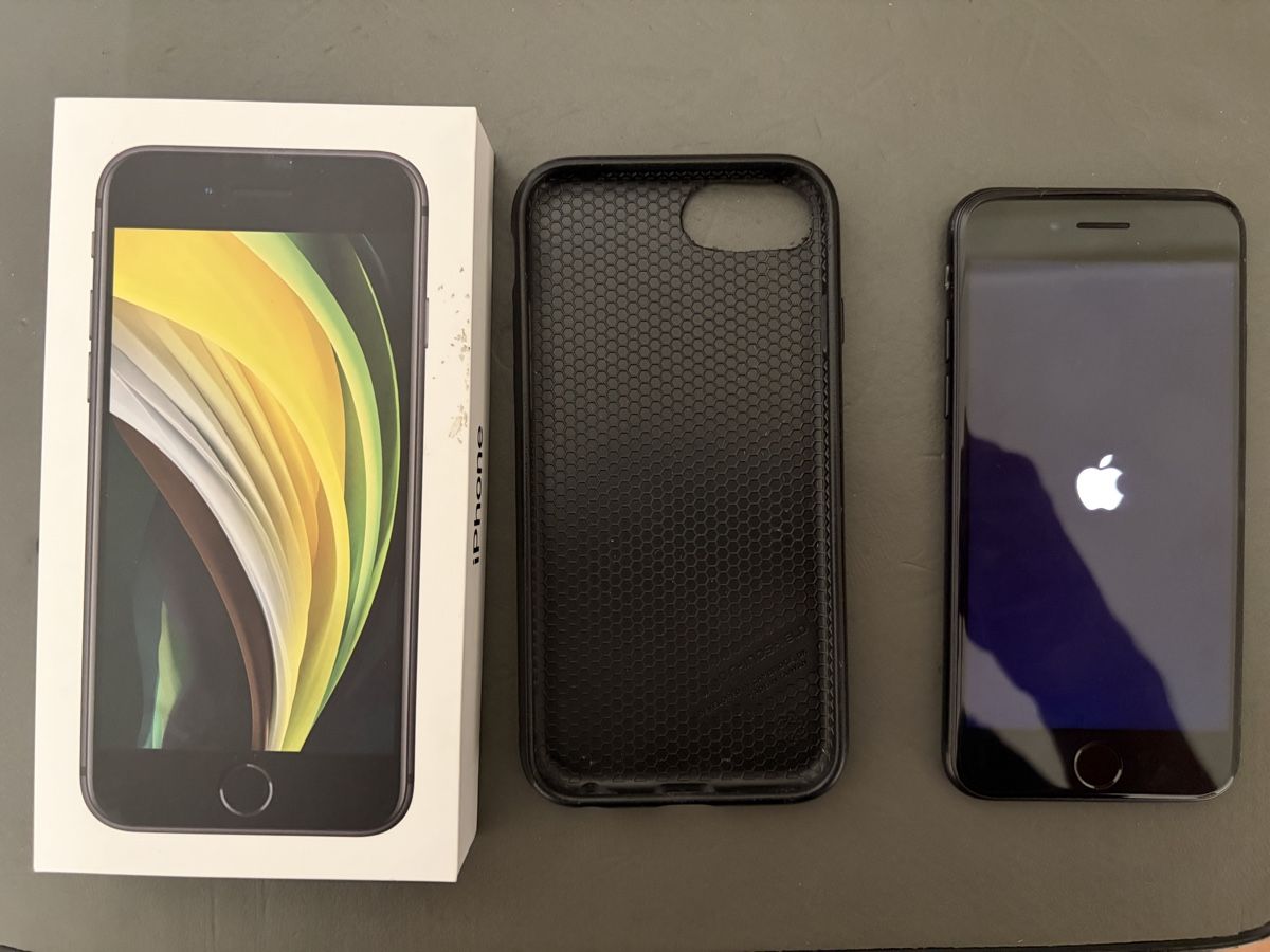 Apple Portables: iPhone SE black 64GB model A2296 – D'occasion à Bern par 18kara 2