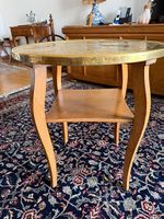 Table de salon antique avec plateau en laiton 