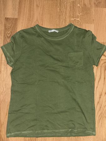 Zara T-Shirt olivgrün mit Brusttasche Grösse M
