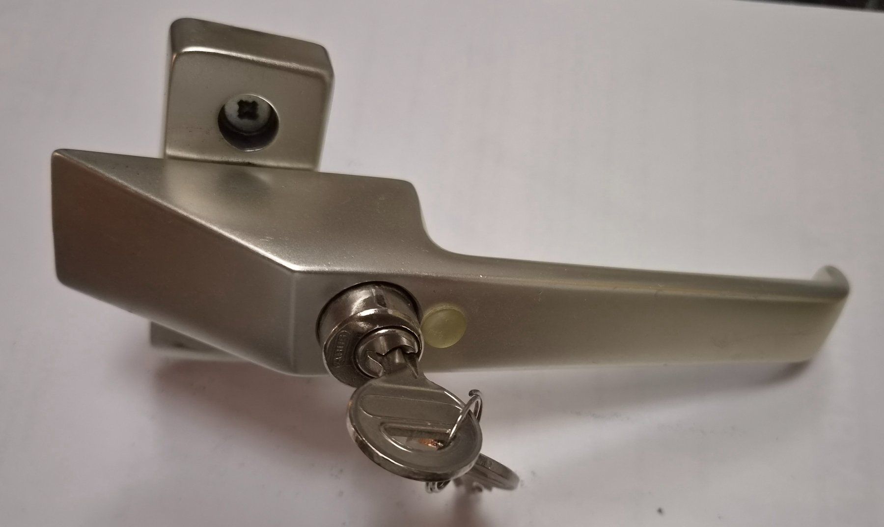 Eisenwaren: Fenstergriff abschliessbar – Gebraucht aus Bischofszell von -fr-5 2