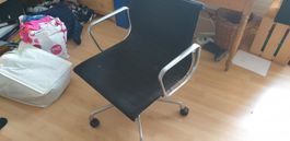 Eames Bürostuhl Aluminium Schwarz gebraucht