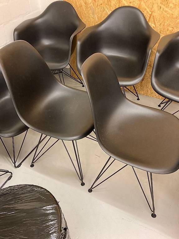 Vitra Stühle: 2x Original Vitra Eames Plastic Side Chair DSR Schwarz – Gebraucht aus Urdorf von Kuoni2002