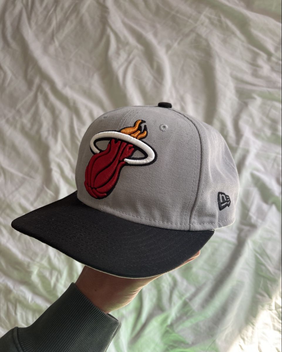 New Era Chapeaux, bonnets & casquettes: Vintage Miami Heat NBA Cap – D'occasion à Pâquier-Montbarry par dloic_