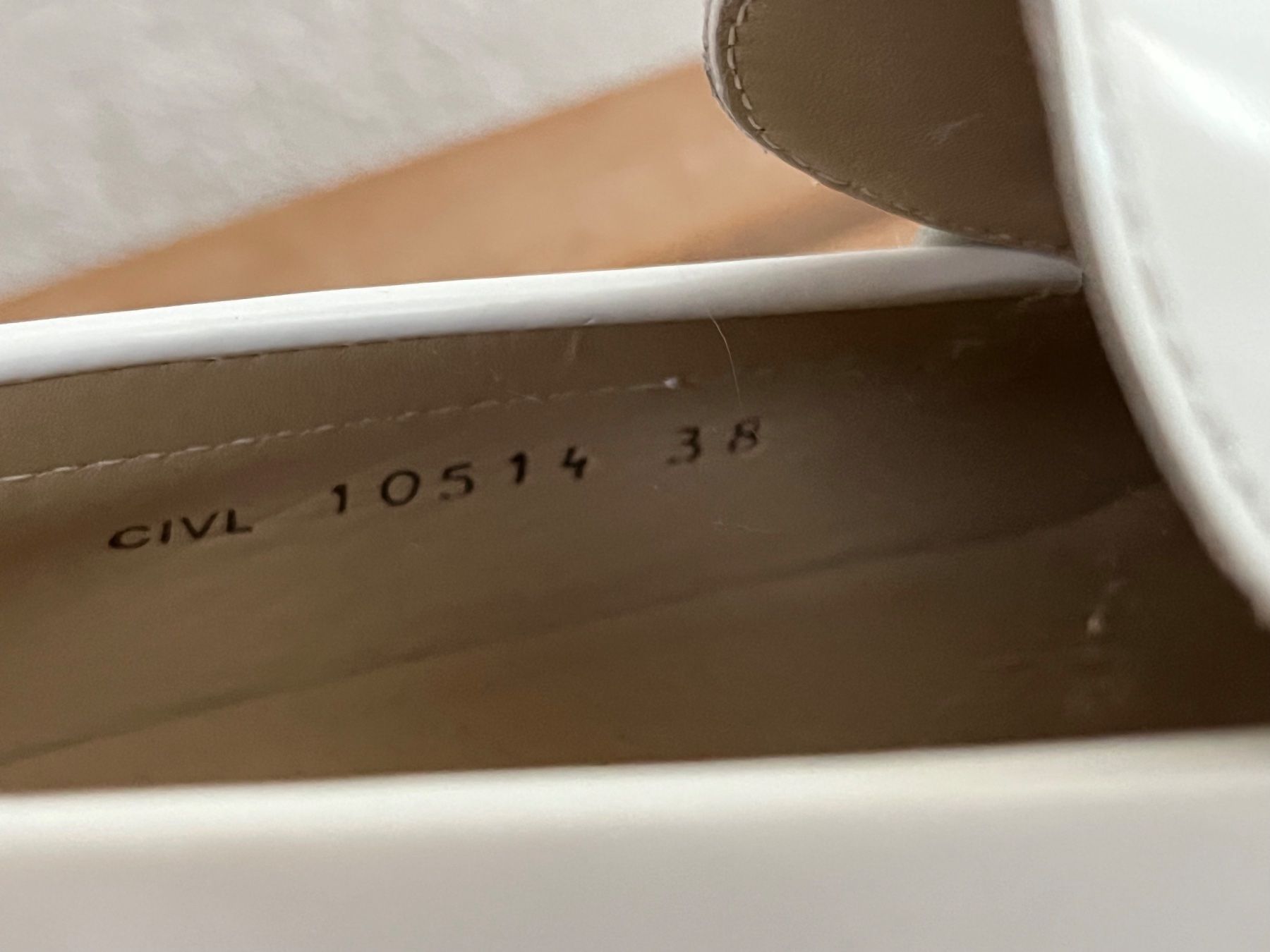 Stuart Weitzman Scarpe da donna: Stuart Weitzman: weisse Loafer mit Troddeln, 38 – Usato da Luzern venduto da ellitussi 5