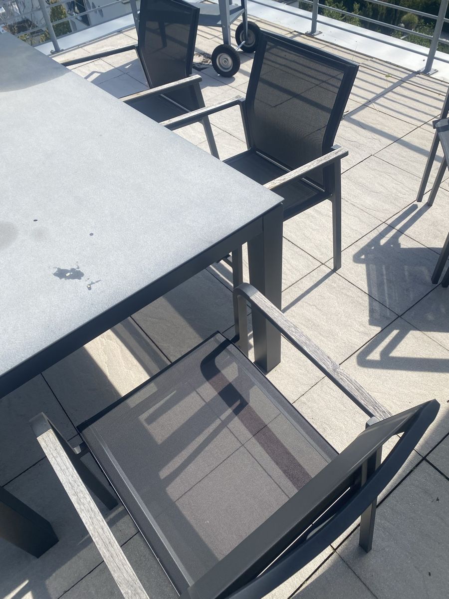 Set di tavolo e panche: Zebra Garten Tisch mit Stühlen – Usato da Greifensee venduto da kre_7c77 1