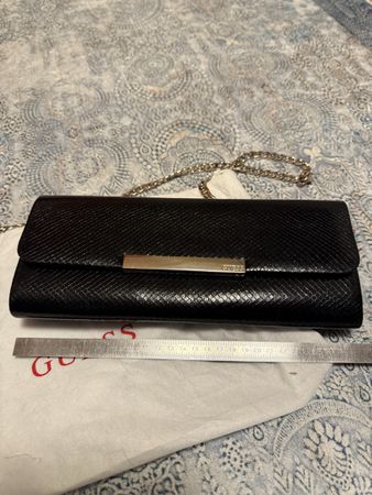 Guess Clutch Schwarz - Elegante Abendtasche für den Ausgang!
