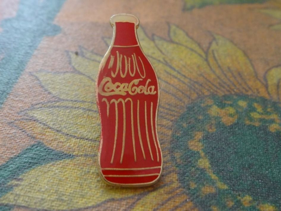 Coca-Cola Placchette & Badge: Pins  COCA-COLA  " One Red  Coca-Cola " – Usato da Romanel-sur-Lausanne venduto da Swift13
