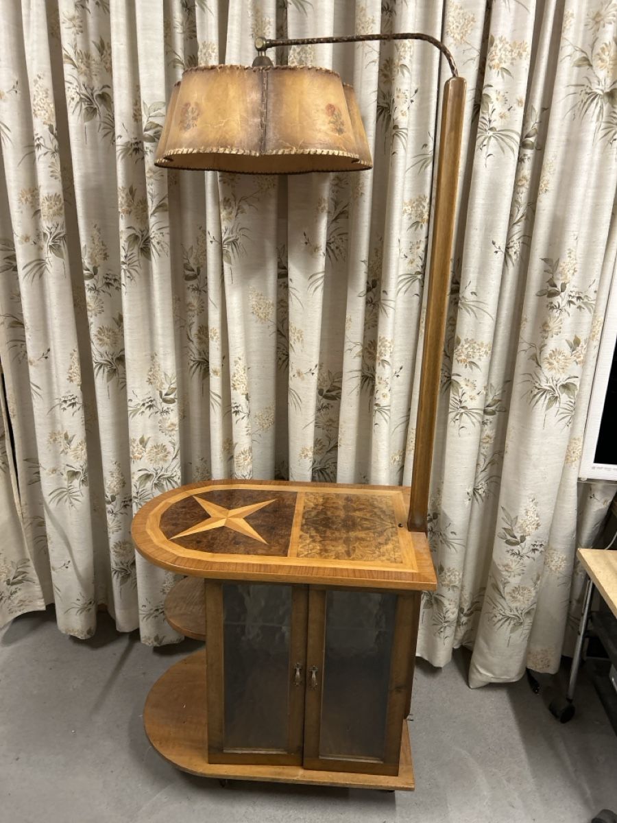 Lampade: Barmöbel mit integrierter Stehlampe – Usato da Schindellegi venduto da Stiche55
