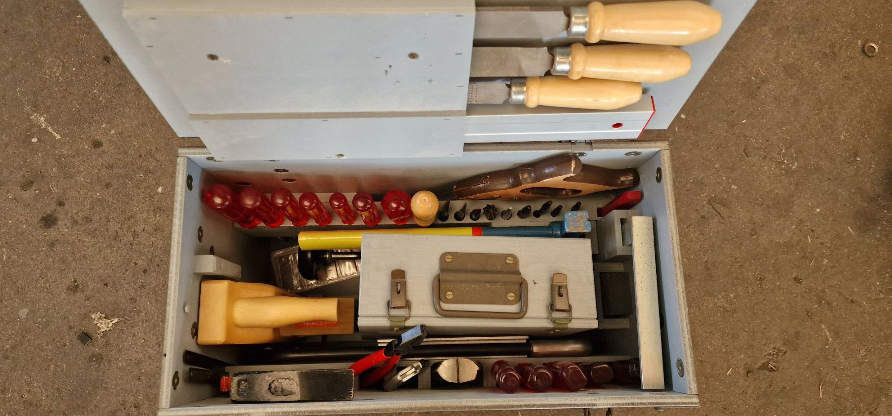 Casse di trasporto: Holzwerkzeugkiste der schweizer Armee, komplett – Nuovo (secondo la descrizione) da Henau venduto da Baer1997 1