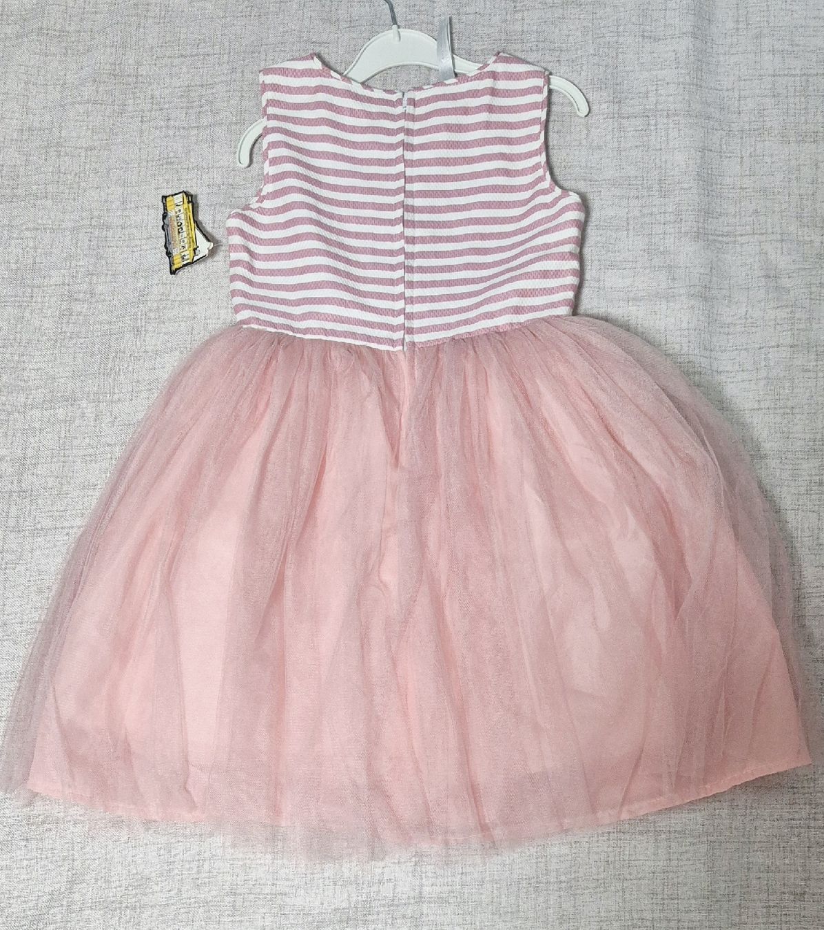 Robes et jupes: Robe de cérémonie, 8 ans, NEUVE – Neuf avec emballage d'origine à Le Locle par Arya4 5