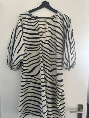 Sommerliches Zebra-Kleid mit Puffärmeln Grösse XXL