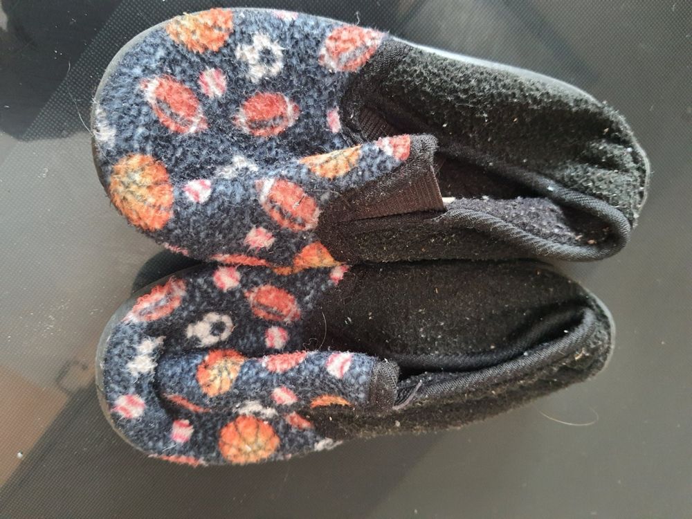 Chaussures garçon: pantoufles taille 26 – D'occasion à Montmollin par islachat