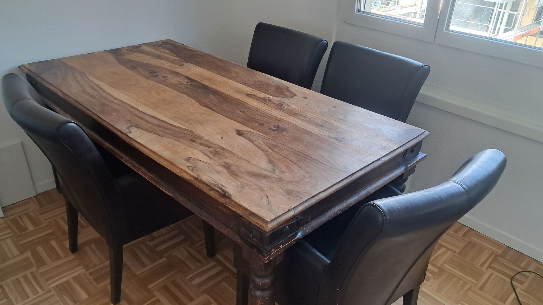 Set de table et chaises: Holztisch mit Lederstühlen – D'occasion à Ebikon par dar_fd2m