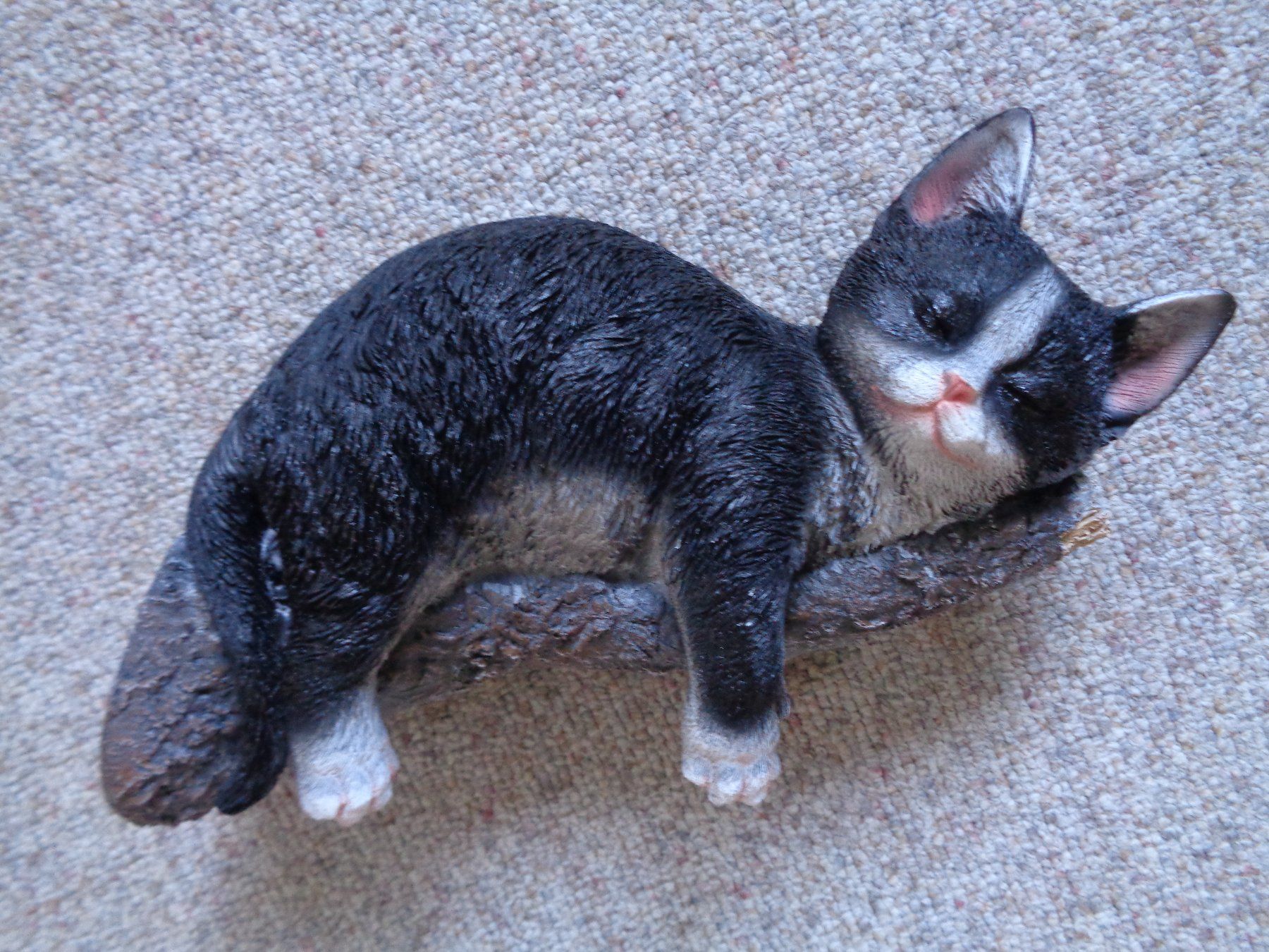 Statuette: Baumdeko schlafende Katze (28.5 cm) – Nuovo e nell'imballaggio originale da Langenbruck venduto da Gumsi 2