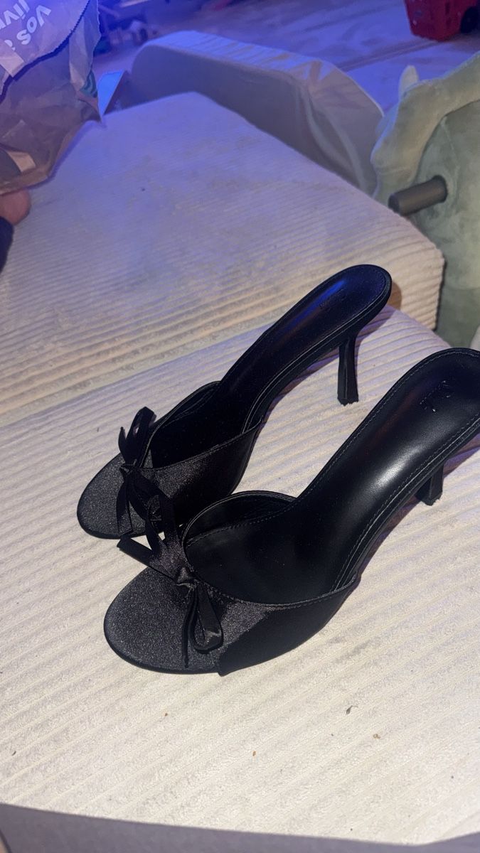 Scarpe da donna: Pumps schwarz Grösse 41 mit Schleife Neu – Nuovo (secondo la descrizione) da Seftigen venduto da JGG 1