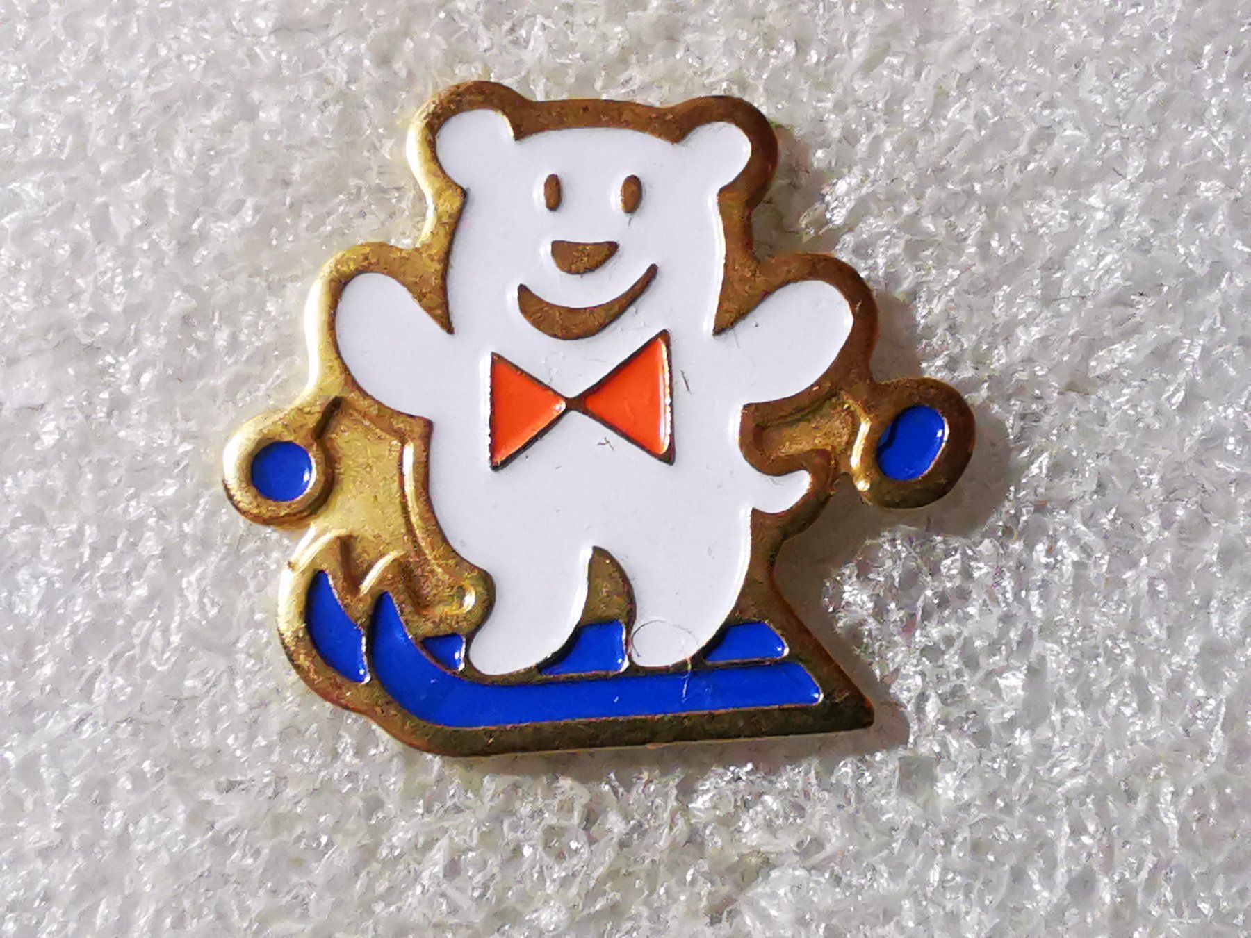 Placchette & Badge: Ansteckpin 16: Bär auf Ski – Usato da Oppligen venduto da Pin-Fall-Shop