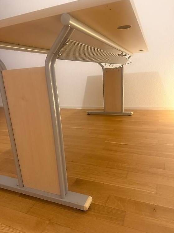 Scrivanie: TOP ANGEBOT: Moderner Bürotisch mit Kabelmanagement – Usato da Zürich venduto da donnasdistelfink 3