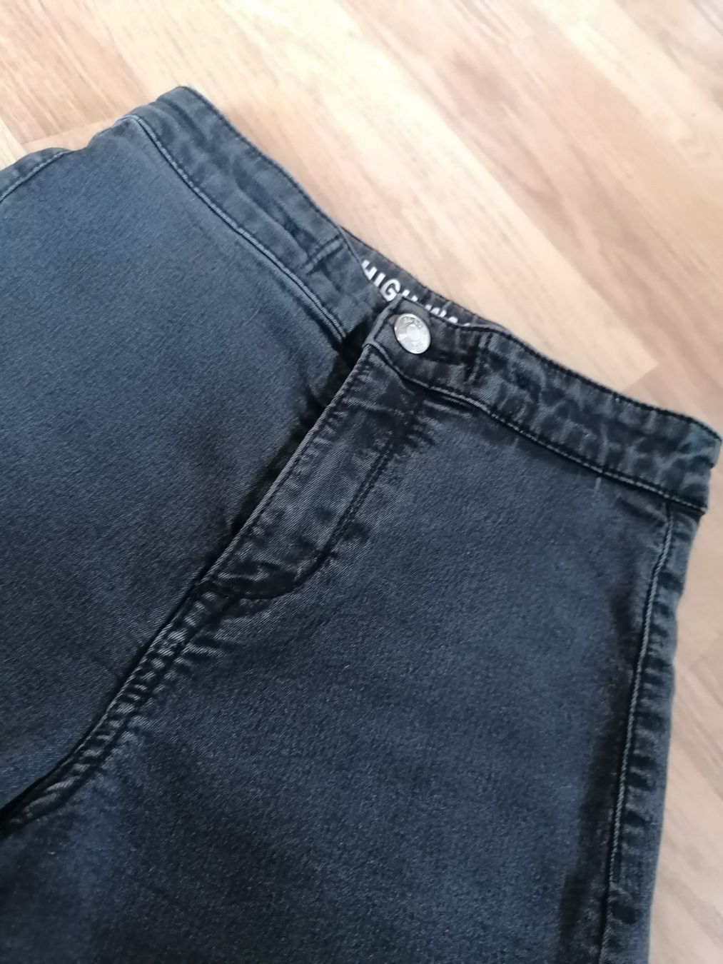Pantaloni: Short, bas, pantalons, short en jean – Usato da Montcherand venduto da petiteoune75 2