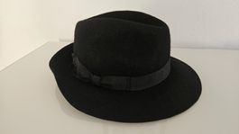 Cappello nero in lana