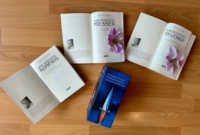 Libri: Philip Pullman "Der Goldene Kompass", Trilogie, einfach Kult – Nuovo (secondo la descrizione) da Bern venduto da Denzel8 7