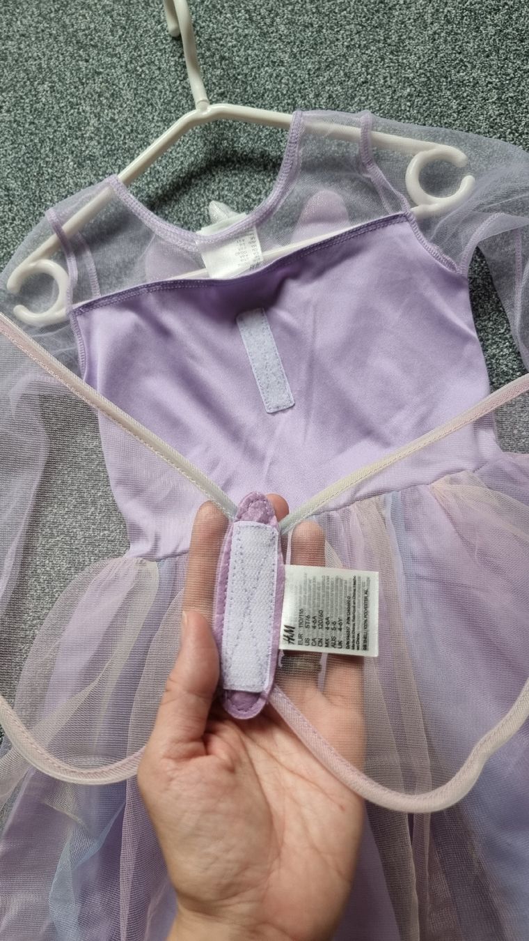 H&M Robes et jupes: Robe Licorne 110/ 116 – D'occasion à Les Breuleux par Mily1991 3