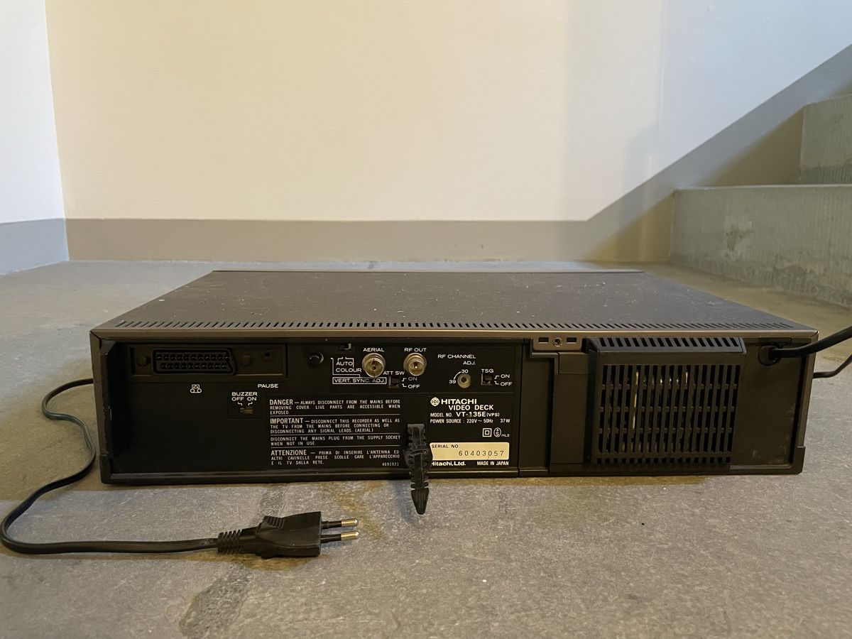 Hitachi Registratori: Hitachi VHS Video Deck VT135E – Usato da Elgg venduto da micpic01 1