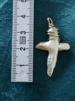 Handgemachter Kreuz-Anhänger aus Perle, Golddraht 375/9k