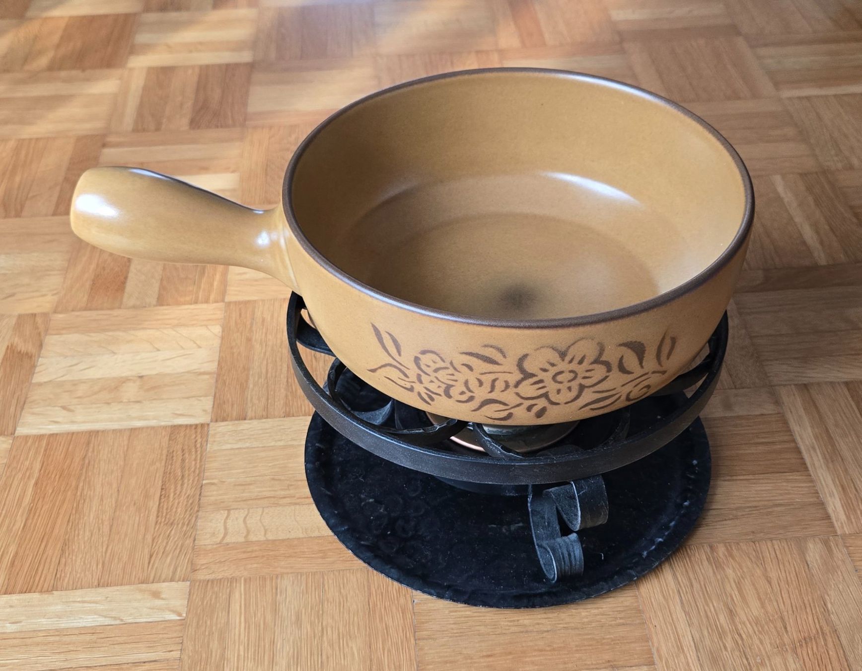 Padelle: Fondue Caquelon Keramik mit Gestell und Brennergehaeuse – Usato da Adlikon b.Regensdf venduto da YvZi 1