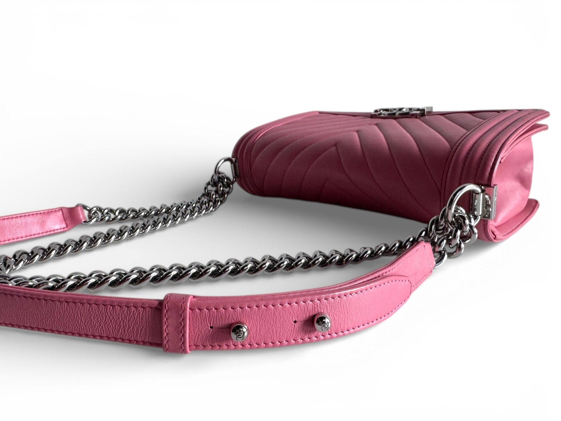 Chanel Taschen für Damen: CHANEL Lambskin Chevron Quilted Medium Boy Flap Tasche – Gebraucht aus Kriens von hannaandkiko 6