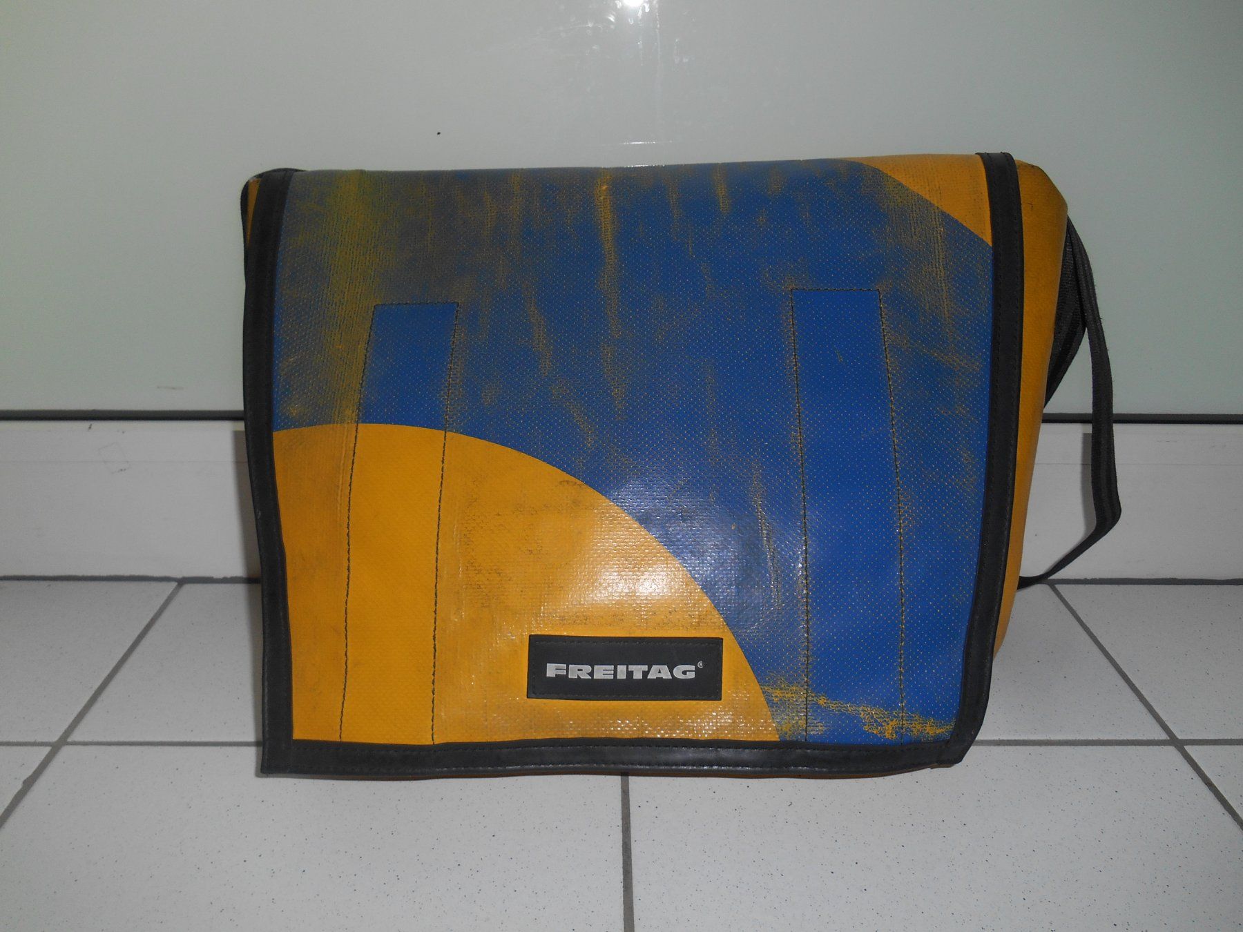 Freitag Borse: Freitag Tasche / Umhängetasche – Usato da Basel venduto da Birs868 1