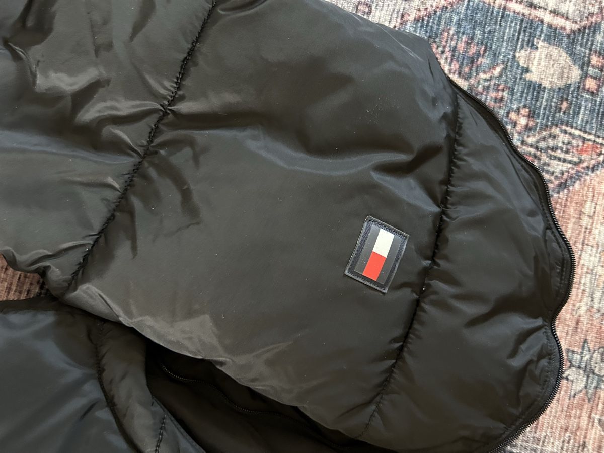 Tommy Hilfiger Giacche: Tommy Hilfiger black jacket with removable sleeves – Nuovo (secondo la descrizione) da Biel/Bienne venduto da zit_v5yc 2