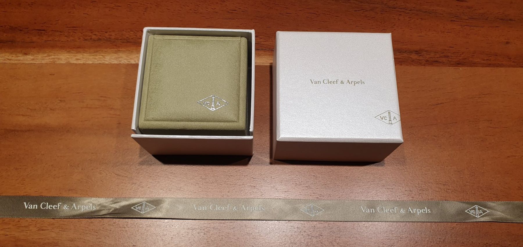 Tutte le decorazioni: Van Cleef & Arpels Ring original Schachtel ( nur Box ). – Nuovo (secondo la descrizione) da Zürich venduto da Leica.C89 5